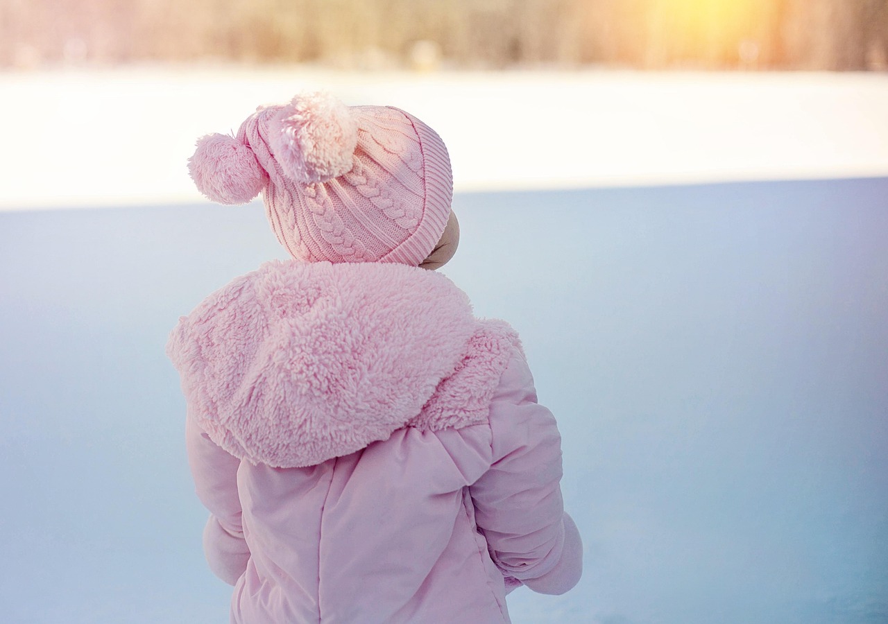 Warum ist ein Schneeanzug für Kinder im Winter wichtig?