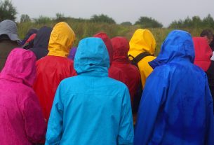 entdecken sie unsere hochwertige regenbekleidung für jeden anlass. stilvoll und funktional, schützen sie sich vor nässe und bleiben sie dabei modisch. ideal für outdoor-aktivitäten und alltägliche abenteuer.