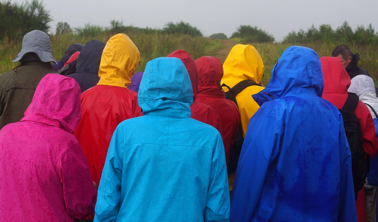 entdecken sie unsere hochwertige regenbekleidung für jeden anlass. stilvoll und funktional, schützen sie sich vor nässe und bleiben sie dabei modisch. ideal für outdoor-aktivitäten und alltägliche abenteuer.